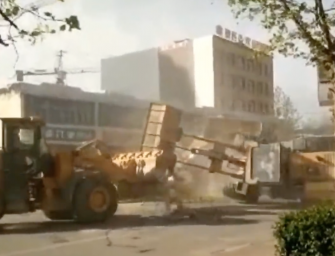 6 Bulldozers Fight on the Street in China